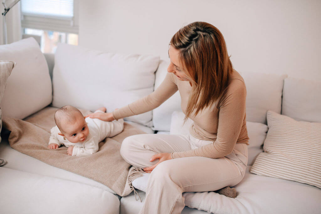 Baby im Schub schläft nicht und krabbelt