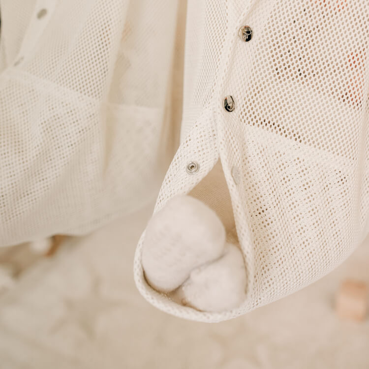 Beige Federwiege MATTI zugeknöpft mit Babyfüsschen