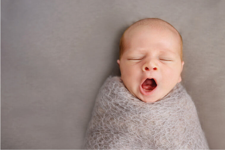 Baby schläft nicht und gähnt